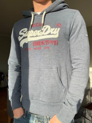 Superdry hoodie - Sjukt snygg superdry hoodie🤩Den är i toppskick utanför defekter med perfekt passform! Passar som S, modellen är 177cm lång. Tveka inte på att ställa frågor eller skicka prisförslag!😁