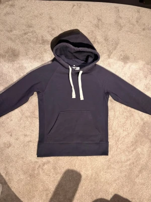 Russemerch hoodie - Tjena! Säljer nu en riktigt fräsch russemerch hoodie i marinblåfärg. Hoodien var lite liten på mig därav säljer jag den.