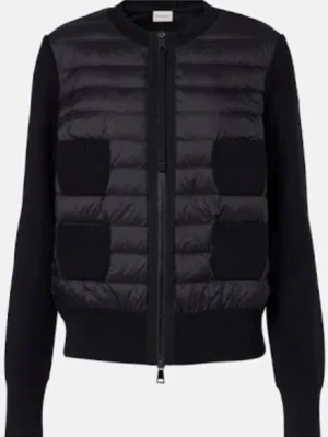 Svart quiltad cardiganjacka - Stilren svart cardiganjacka från moncler så klart är den äkta, pris går att diskutera och skriv privat för fler bilden🥰 den är i storlek xs 