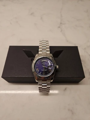 Nibosi Day-Date Roman Silver Blue - Säljer den här Nibosi klockan nypris ca 1200kr säljer för 249.