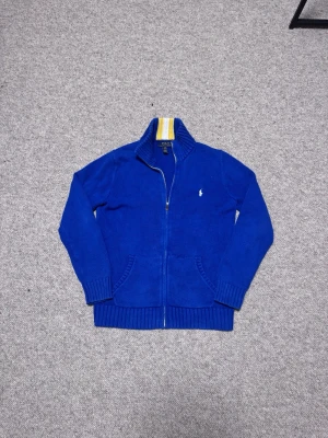 Blå Ralph lauren zip tröja - Märke • Polo Ralph Lauren Storlek • Barn 14–16 år, liten i storlek  Skick • Bra – fint överlag med vissa tecken på användning  • Ralph Lauren-box medföljer • Öppen för rimliga bud – skriv gärna om du vill diskutera priset! • Siktar på att skicka inom 1–2 dagar.