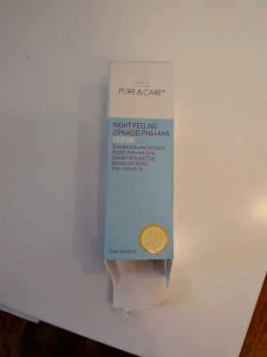 Puca Pure & Care Night Peeling 20% Acid PHA + AHA Serum - 30ml  Nattserum / exfoliering Ny oanvänd men förpackningen har tyvärr gått sönder.  Serum, ansiktsserum, ansiktspeeling, peeling PHA, AHA, syror, kemisk peeling Hudvård, skönhet, glow, jämn hudton, exfoliering