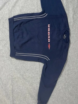 Mörkblå sweatshirt från Umbro - Mörkblå sweatshirt från Umbro med röd logga. Retrotröja som passar till mycket! Pris kan diskuteras! 😊