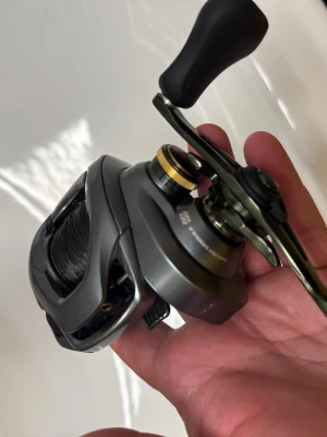 Shimano Curado DC 151HG - Shimano Curado DC 151HG  Bland det bästa lågproduktiva rullarna som kan erbjudas. Tack vare microchippet som sitter i får du trasselfria kast