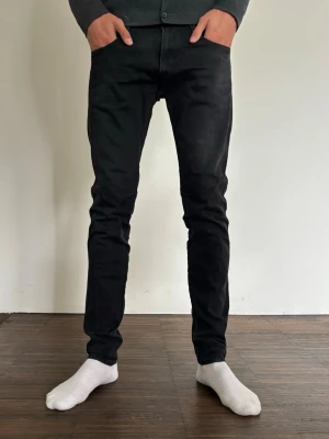 Svarta Replay jeans - Svarta replay anbass jeans i storlek 31/34. Inget fel på jeansen och knappt använda. Hör av er om ni har några frågor.