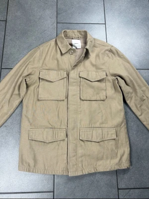 Beige fieldjacka herr storlek S  - En beige fieldjacka från Dobber i ett mycket fint skick. Perfekt inför hösten. 