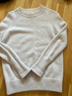 Ljusbeige cashmere-tröja Soft Goat - Superskön ljusbeige stickad tröja från Soft Goat i 100% cashmere. Klassisk modell med rund hals. Inga noppror och är i väldigt bra skick! Lite beige/rosa färg 