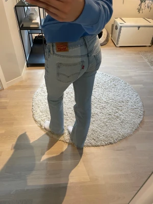 Superlow Levi's jeans - Midjemått rakt över 36,5cm, innerbenslängd 77 cm. Storlek 27.