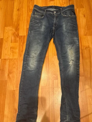 Blå Replay Hyperflex jeans - Den är 158 cm lång jätte fin Säljer ett par blå jeans från Replay, modell Hyperflex. Jeansen har skinny fit, slitningar och lätt tvättade detaljer för en cool look. Klassisk femficksmodell med dragkedja och knapp. Perfekta för dig som gillar streetstyle.
