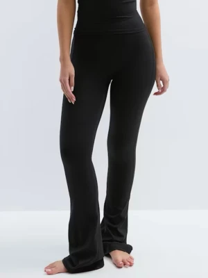 Nya Svarta Gina Tricot Flare Yoga Tights - Strl.Small - Helt nya med tags kvar! Utsvängda yogatights med hög midja. Leggingsen är svarta och har figurnära passform. De har ett stretchigt material. Strl.Small