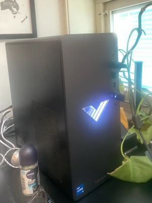 HP Victus Desktop PC with Intel Core i5 gaming dator - Jag säljer min stationära dator för att jag har tappat intresset för den det är en kraftfull hp dator med 8 gig ram 3050 och intel i 5. Jag säljer min dator för 6000kr. Den kan spela vilket fps spel som helst tex cs2 på 250 fps