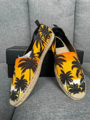 Saint Laurent espadrillos  - Sällsynta espadrillos från Saint Laurent. Nyskick, endast provade. Storlek 45. Box o dustbag medföljer :)