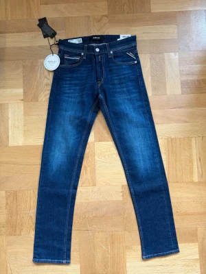 Mörkblå jeans från Replay - Mörkblå jeans från Replay, storleken W28 L32. Hör av dig kring minsta frågor!