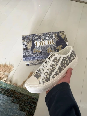 Dior Oblique låga sneakers - Säljer ett par Dior Oblique sneakers i storlek 39✅ som jag köpte till min mammas bröllop som tyvärr blev inställt. Andvända 1 gång✅Priset är inte hugget i sten😁Perfekt för dig som vill ha något exklusivt och trendigt.