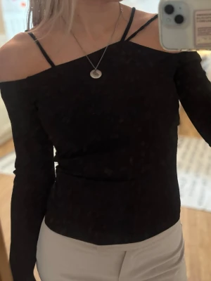 Svart topp  - Snygg svart offshoulder topp med långa ärmar och smala axelband, använd 1 gånger🖤