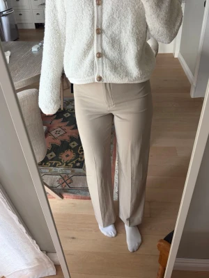 Beige raka kostymbyxor - Snygga beige kostymbyxor med rak passform och hög midja. Inga fickor. Är för korta för mig (Jag är 176 cm). 