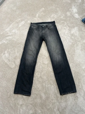Straight fit jeans från cheap monday - Säljer ett par väldigt unika och feta jeans från weekday/cheap Monday i grå/tvättad svart. De är sparsamt andvända och i fint skick. Skriv om du har några frågor. Pris ej hugget i sten!!