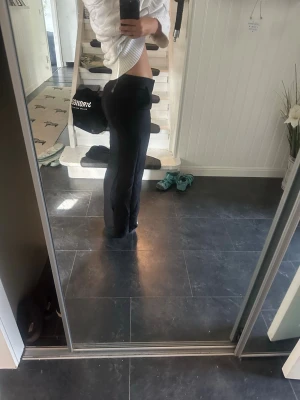 Svarta raka kostymbyxor - Säljer ett par svarta kostymbyxor med rak passform och hög midja. Byxorna har bälteshällor och diskreta fickor fram. Perfekta för en clean och stilren look. Materialet ser ut att vara en mjuk och följsam blandning, troligtvis polyester eller viskos.