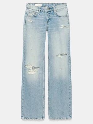 Ljusblå wide leg raka jeans med hål - Säljer ett par ljusblå jeans från Zara med raka ben och slitningar på framsidan för en trendig look. Aldrig använda 