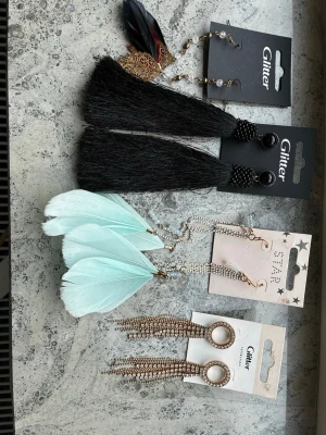 Örhängen: 30kr -st  - Säljer ett supercoolt paket med 4 par örhängen, perfekta till fest eller när du vill piffa upp din outfit! Alla är från Glitter och alla sitter kvar på sina originalkort, så de är i toppenskick! 30kr -st 