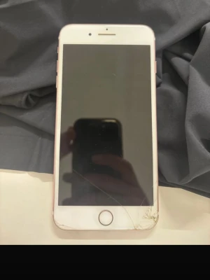 IPhone 7 plus 128gb - Kamera stabilisator för bak kamera låter och skakar i 10 sekunder därefter fungerar den vanligt. Kan skickas eller mötas upp. Telefonen har aldrig öppnats. Tveka inte att höra av dig. Priset går att diskuteras. 