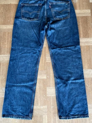 Levis 565 - Säljer dessa Levis 565. Mycket bra skick, inga defekter bortsett från ett litet hål på höger bakficka. Kom gärna med frågor!