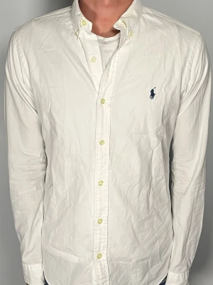 Ralph Lauren skjorta - 👕 Plagg: Skjorta                                                            📏 Storlek: S                                                               🏷️ Märke/Modell: Ralph Lauren slim Fit                                   ✨ Skick: Fint skick                                                        💬 Vid frågor är det bara att skriva!                                                                                          🛍️ Gramenti