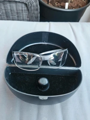 Skyddsglasögon innebandy - Skyddsglasögon från Fatpipe. Se bilder  Kan inte köpas med Postnord MyPack home då fodralet är högre än 7 cm!!!!!  Kan även hämtas I Partille  E3