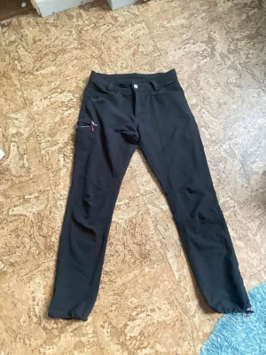 Svarta Dobsom friluftsbyxor dam, strl 36 - Säljer tyvärr mina all time favvo byxor. De är ett par svarta Dobsom friluftsbyxor med rosa detaljer, i storlek 36. Perfekta i längd på mig och är ca 163cm, annars sitter dom snyggt efter kroppen och är bekväma + stretchiga i tyget. Det finns 3 st fickor sammanlagt, 2 st vanliga framtill & 1 st på rumpan. Säljes tyvärr pga för små. Men dom är i använt bra skick!🤩☺️