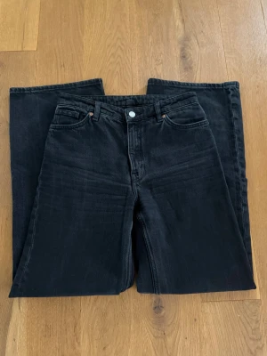 Svarta raka jeans med hög midja - Svarta jeans med raka ben och hög midja. Midjemått: 38 cm. Innerbenslängd: 82 cm.  