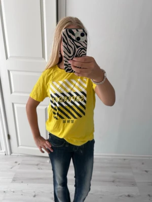 gul tröja med tryck  - fin tröja 