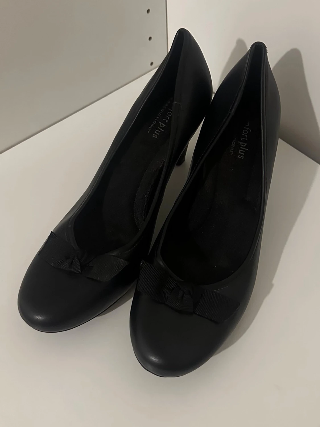 Svarta pumps med rosett