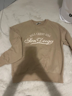 Tröja - Beige tröja jag köpte i Tyskland💕🥹Använts en gång 