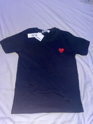 CDG T-Shirt - Mörkblå & Rött hjärta - Storlek S - Snygg cdg play t-Shirt i nytt skick och storlek S.     Fraktar inom 24 timmar