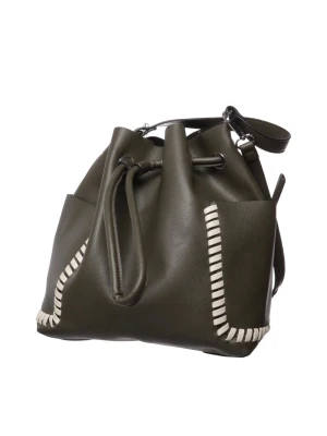 Olivgrön bucket bag med vita detaljer från Zara - Snygg axelväska i olivgrönt konstläder med vita dekorativa sömmar längs kanterna. Väskan har dragskostängning och justerbar axelrem. Perfekt till skolväska!💕