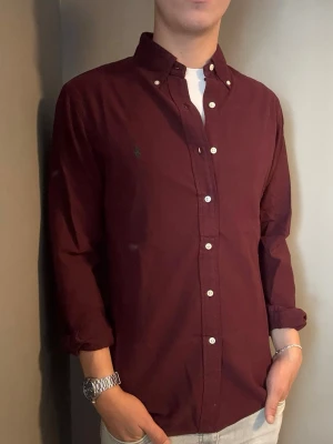 Ralph Lauren skjorta vinröd – M slim fit - Säljer denna stilrena och snygga vinröda Ralph Lauren skjorta. Skjortan är i mycket bra skick och storlek M slim fit. Perfekt för både vardag och mer uppklädda tillfällen. Har du några frågor? Tveka inte att höra av dig. Allt gott från Deluxe Garderoben ⭐️ 