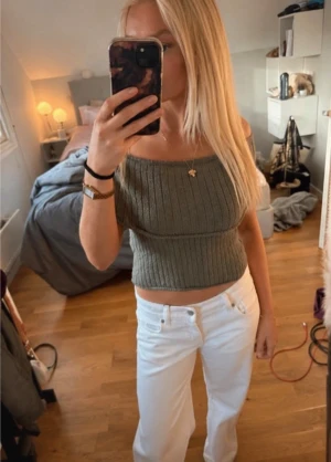 grön off-shoulder topp - En super fin grön off-shoulder topp i storlek Xs från stradavirus!☺️☺️