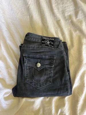 Grå jeans från True Religion - Snygga grå jeans från True Religion i den lågmidjade modellen Joey som inte är mycket använda, storlek 25w Bara att skriva för fler bilder❤️❤️