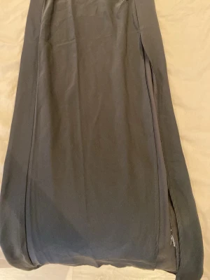 Svart lång kjol med slits - Säljer en svart lång kjol med slits på sidan. Skriv för mått!