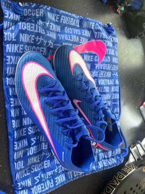 Blå Nike Mercurial fotbollsskor - Säljer mina supersnygga fotbollsskor. Endast använda 2 gånger. Säljer pga för små. Skriv vid intresse, priset kan även diskuterats 🤗🤗