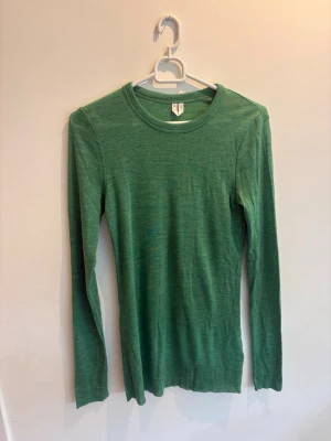 Grön långärmad topp - En enkel och stilren grön långärmad topp med rund hals. Från Arket. 