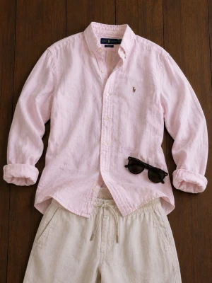 Ljusrosa linneskjorta från Polo Ralph Lauren - Säljer en ljusrosa skjorta i linne från Polo Ralph Lauren med klassisk button-down krage och broderad logga på bröstet. Skjortan har långa ärmar och knappar framtill. Perfekt för en avslappnad men stilren look.
