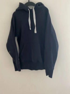 Mörkblå hoodie från Russemerch  - Mörkblå hoodie från Russemerch. Liten gul fläck på sidan av armen