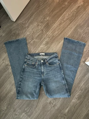 Mid/low waist bootcut Jeans  - Blåa fina bootcut jeans från Gina tricot, jätte fin passform. Använt fåtal gånger och helt felfria.