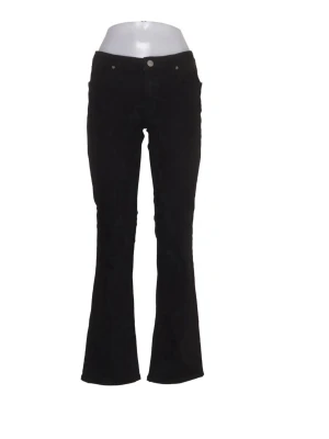 Svarta bootcut jeans - Snygga svarta bootcut jeans! Nästan aldrig använda då för små💕 skriv om ni vill ha fler bilder eller mått. Pris kan diskuteras