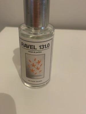 RAVEL 131.0 extrait de parfum - Denna doft öppnar med en fräsch och livlig kombination av bergamott och grönsöta noter, vilket ger en modern och energisk inledning. I hjärtat finns apelsinblomma och ambrofix som tillför en subtil elegans och maskulin värme. Basen avrundas med en rik och sensuell mix av tränoter och mysk, vilket skapar ett långvarigt och sofistikerat avslut.  