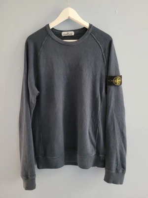 Mörkgrå sweatshirt från Stone Island - Säljer en stilren mörkgrå sweatshirt från Stone Island. Hyfsat skick men helt äkta.  Qr-kod finns som garanti för autenciteten.