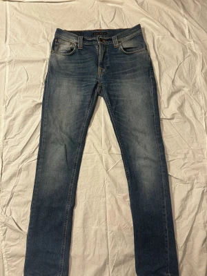 Nudie jeans - Säljer ett par nudie jeans. Storlek W29 L32. Modellen på bilden är ca 185 o väger runt 70 kg. Skriv vid minsta fundering.