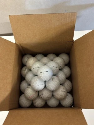 Titleist pro v1/v1x övningsbollar 30-pack - Blandning av Pro V1 och V1x med tydliga bruksspår. Passar bäst för träning och hemmaspel, men några få kan fortfarande vara spelbara på banan för den som inte är så kräsen.
