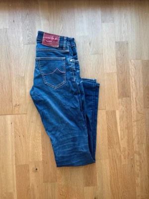 Jacob Cohen jeans  - Storlek w31/34. Skick 8/10! Nypris - ca 6000kr Hör av er vid frågor o funderingar 🙌 Kan gå ner i pris vid snabb affär!